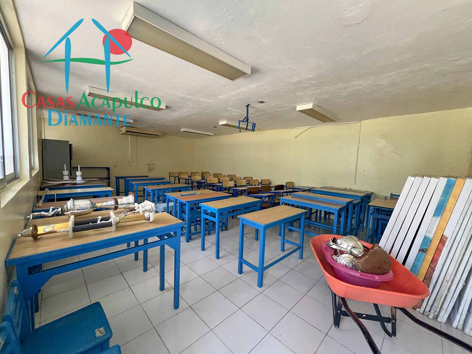Centro Escolar La Paz sección secundaria - Salón tres 1
